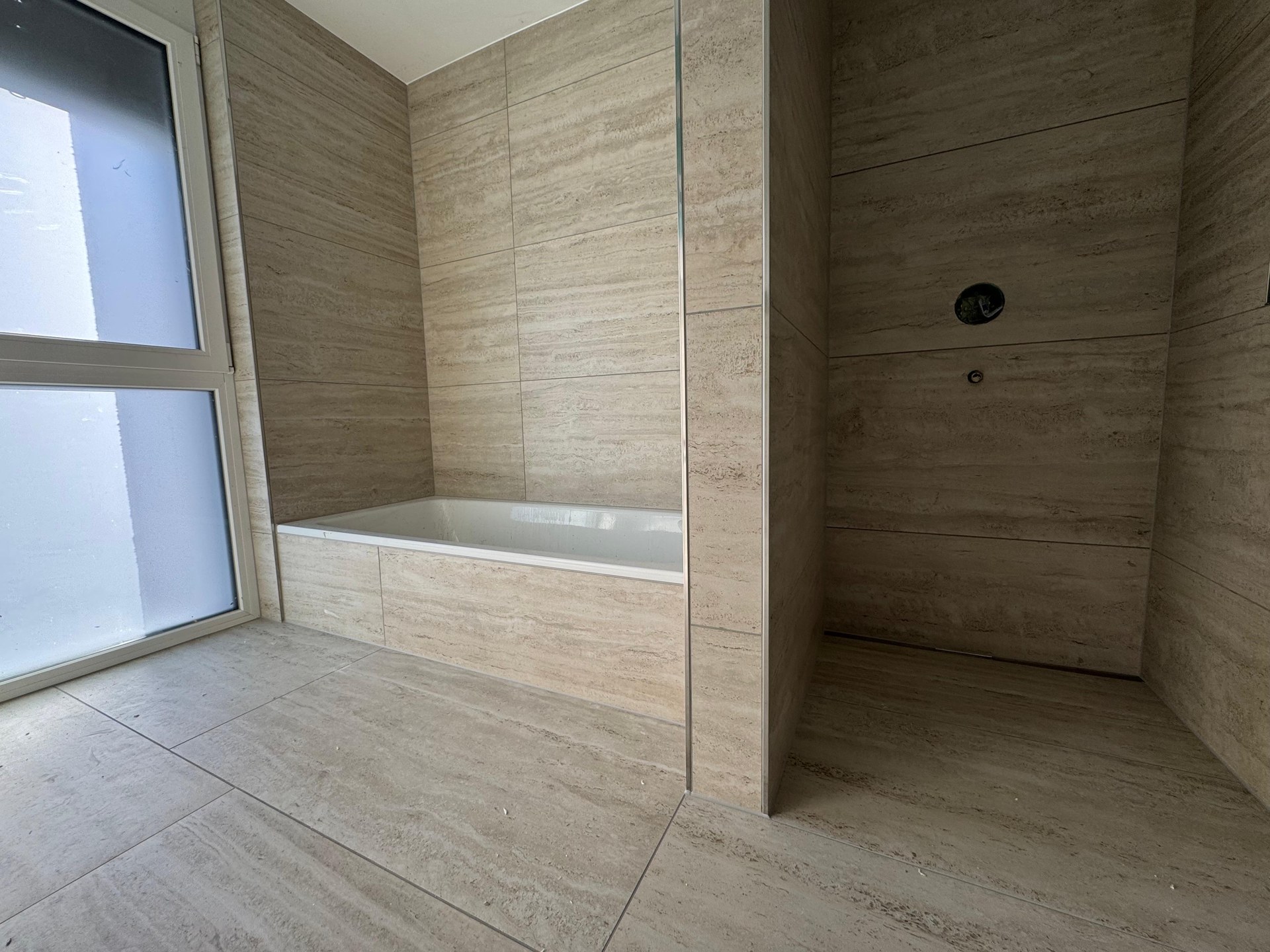 Plattenflächen und Nischen im Badezimmer