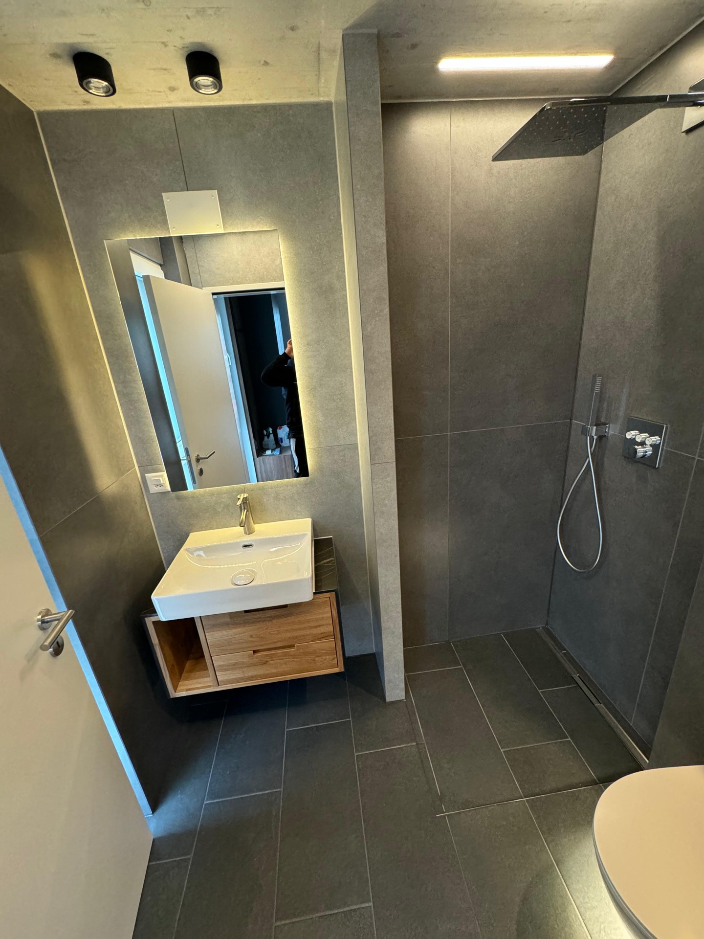 Badezimmer mit dunklen Platten
